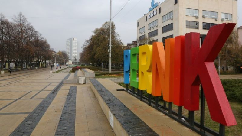 Глобиха четирима водачи в Перник, шофирали по тротоар